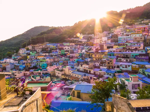 Güney Kore, Busan 'daki Gamcheon Kültür Köyü' nün gün batımı manzarası