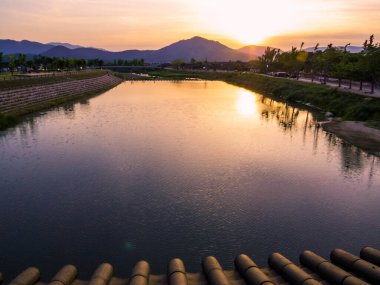 Woljeonggyo Köprüsü 'nden gün batımı manzarası. Güney Kore, Gyeongju 'da.