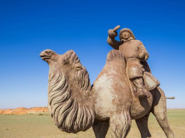Gobi Çölü, Moğolistan 'daki Alevli Kayalıklar yakınlarındaki Deve Göçebelerinin Anıtı