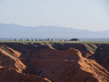 Gobi Çölü 'ndeki Alevli Kayalıkların yanındaki Moğol Ger Kampı.