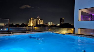 Akşamları lüks otellerde yüzme havuzu.
