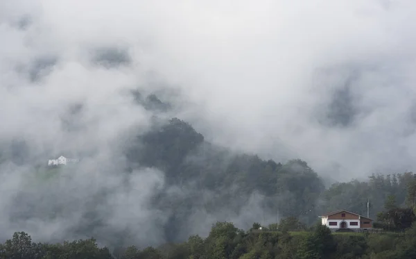 Wolken Und Nebel Über Den Bergen Und Bauernhöfen Navarras — Stockfoto