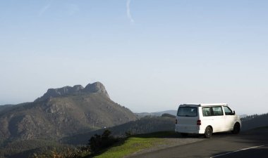 Aiako Harriak Doğal Parkı 'na park etmiş bir karavan.