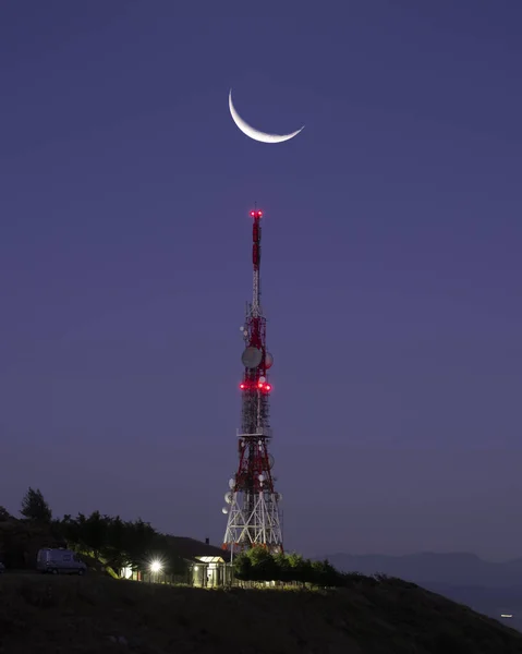 Телекомунікаційна Вежа Місяцем Вночі — стокове фото