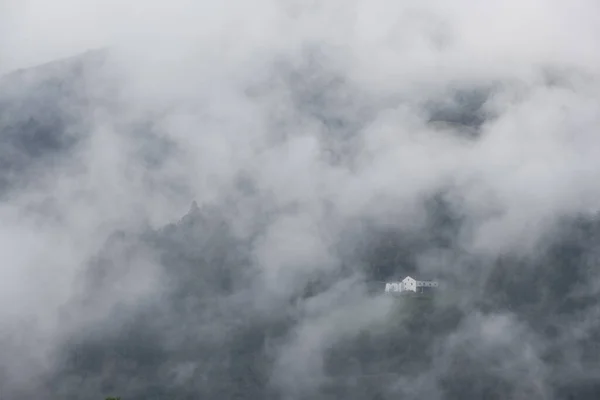Bauernhaus Den Wolken Über Den Bergen Navarras — Stockfoto
