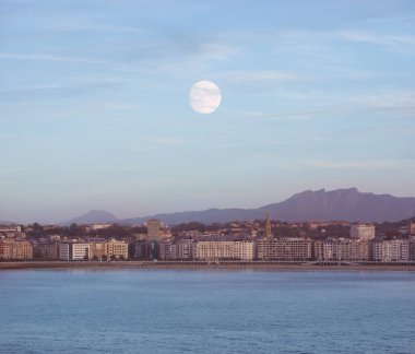 Donostia-San Sebastian, Euskadi 'deki La Concha Körfezi' nde dolunay var.