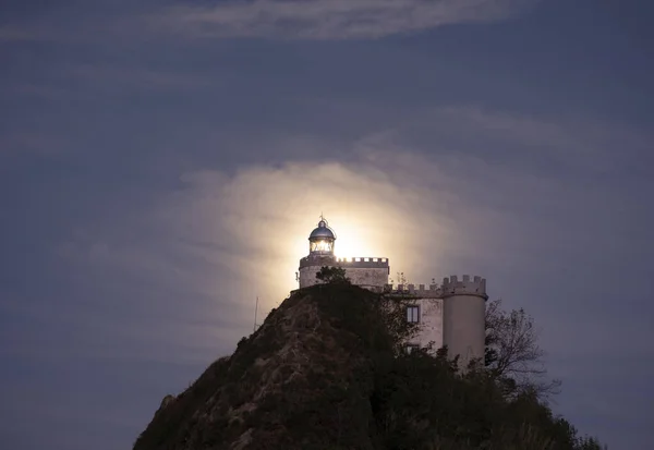 在Euskadi的拉普拉塔灯塔后面的满月 — 图库照片