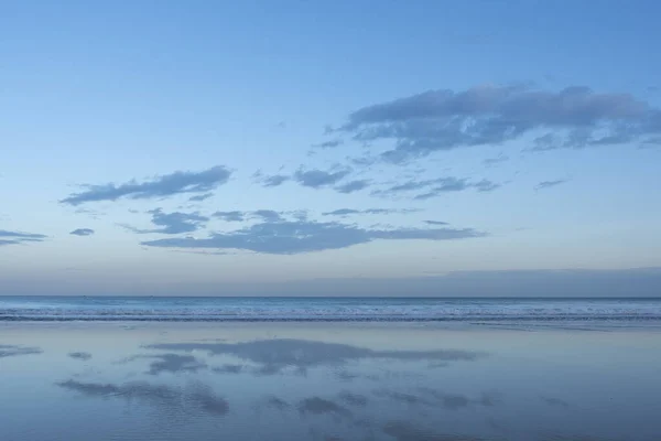 Himmel Mit Wolken Strand Und Meer Reflektiert Mit Kopierraum Tapete — Stockfoto