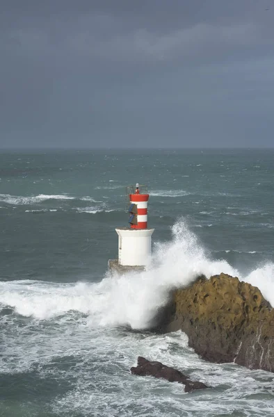 Raue See Und Wellen Über Dem Leuchtturm Von Pasaia Euskadi — Stockfoto