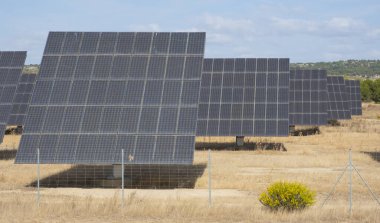 Güneş paneli ve yenilenebilir enerji çiftliği