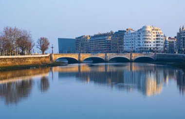 Donostia-San Sebastian şehri şafakta Urumea Nehri 'ne yansımaktadır..