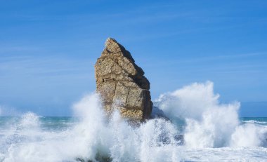 Arnia sahilinde dalgalar, Cantabria, İspanya.