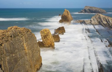 Arnia sahilinde dalgalar, Cantabria, İspanya.