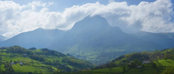 Λιβάδια Στο Goierri Και Βουνό Txindoki Μεταξύ Των Νεφών Euskadi — Φωτογραφία Αρχείου