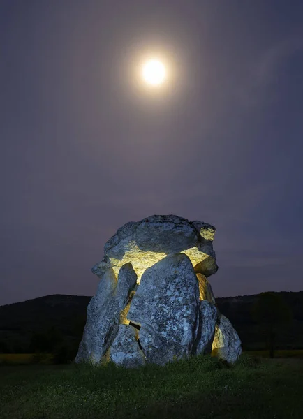 Vollmondnacht Den Dolmen Von Sorginetxe Einem Megalithischen Monument Arrizala Provinz — Stockfoto