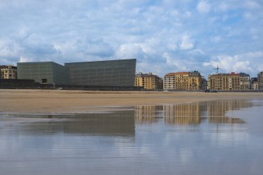 Zurriola plajının yanındaki Kursaal Konferans Merkezi ve Konferans Salonu, Donostia Şehri, Bask Ülkesi.