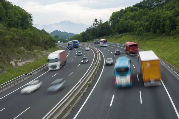 Üç şeritli bir yolda trafik sıkışıktı..