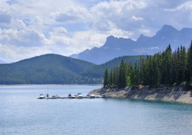 Minnewanka Gölü manzarası, Banff Ulusal Parkı, Kanada Kayalıkları