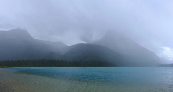 位于加拿大尤荷国家公园的翡翠湖上的云雨 — 图库照片