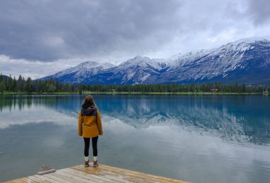 Edith Gölü 'ndeki Kadın, Jasper Ulusal Parkı, Kanada