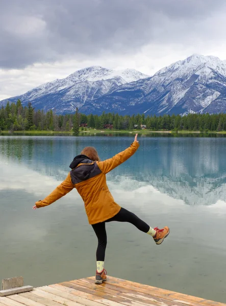 Edith Gölü 'ndeki Kadın, Jasper Ulusal Parkı, Kanada