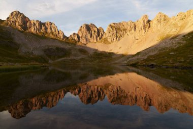 Acherito Gölü 'nde gün batımı, Batı Vadisi Doğal Parkı, Huesca Pirenesi.
