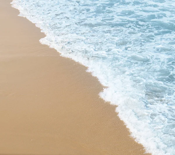 大海中波涛汹涌的海滩的白色背景 — 图库照片