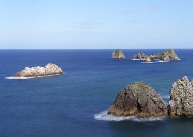 Cantabrian Denizi 'ndeki adalar, Asturias kıyıları, İspanya