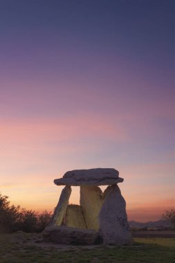 Günbatımında aydınlatılan Sorginetxe Dolmen İspanya 'nın Araba ilinde bulunan bir cenaze anıtıdır..