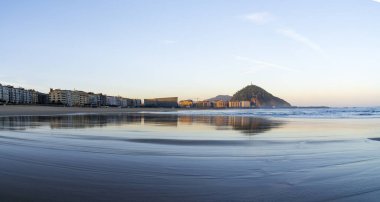 Donostia şehri - San Sebastian, Bask kıyısındaki Zurriola plajının kum ve sularına yansımaktadır..
