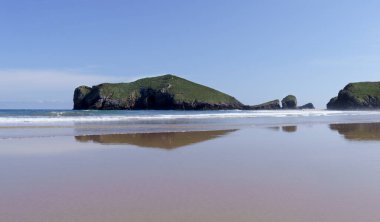 İspanya 'nın Asturias sahillerinde deniz ve mavi gökyüzü