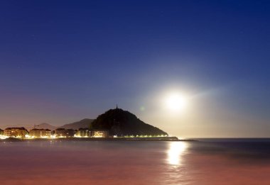 Donostia şehrinde gece vakti dolunay - San Sebastian, İspanya