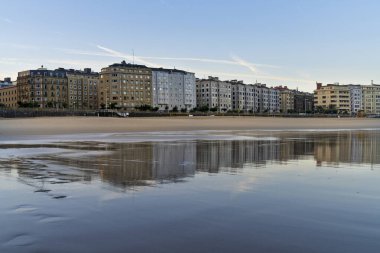 Donostia şehrinin binaları - Zurriola plajının yanındaki San Sebastian.
