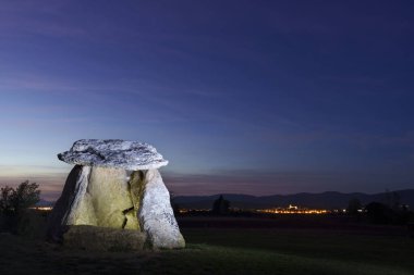 Günbatımında aydınlatılan Sorginetxe Dolmen İspanya 'nın Araba ilinde bulunan bir cenaze anıtıdır..
