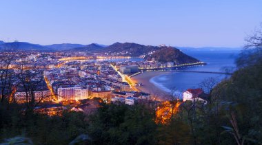 Donostia San Sebastian. Donostia San Sebastian şehrinde şafak vakti ışıklar. Fotoğraf Euskadi, Ulia Dağı 'ndan çekildi..