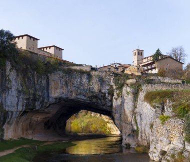 Puentedey. Puentedey, İspanya 'nın Kastilya y Leon özerk bölgesinde yer alan bir şehirdir..