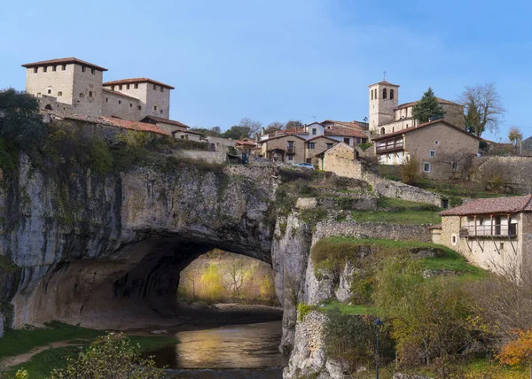 Puentedey. Puentedey, İspanya 'nın Kastilya y Leon özerk bölgesinde yer alan bir şehirdir..