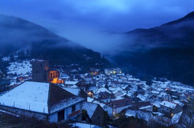 Isaba 'da kar. Isaba, Roncal Salazar, Navarra 'nın Roncal Vadisi' nde bulunan bir belediyedir..