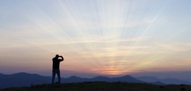 Gün batımında çekilen fotoğraflar. Euskadi 'de gün batımını fotoğraflayan adam..