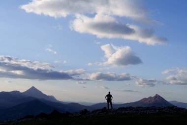 Orkatzategi Dağı. Orkatzategi Dağı 'nın tepesindeki yürüyüşçü, Aratz-Aizkorri Doğal Parkı, Euskadi.