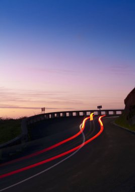 Gece araba ışıkları. Jaizkibel Dağı, Euskadi yolunda gece karanlığında araba ışıkları.
