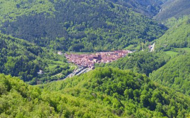 Roncal vadisinde Isaba veya Izaba. Ardibidegaina 'nın bakış açısından Isaba, Navarra Pireneleri.