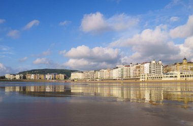 La Concha Sahili. La Concha plajı ve Donostia şehri San Sebastian, Bask ülkesi..