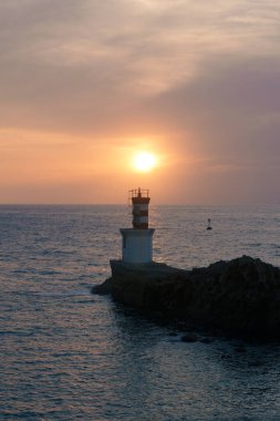 Pasaia Körfezi 'nde gün batımı. Güneş batarken Bocana de Pasaia 'da, Euskadi.