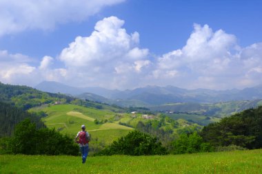 Yürüyen adam. Euskadi dağlarında yürüyen bir yürüyüşçü..