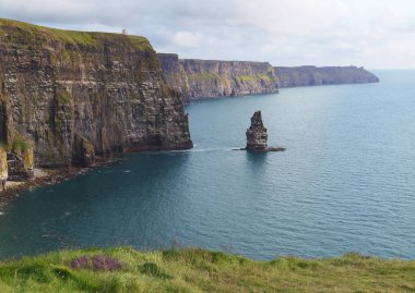 Moher Kayalıkları. Moher Kayalıkları İrlanda Cumhuriyeti 'nin Clare ilçesinde yer almaktadır..