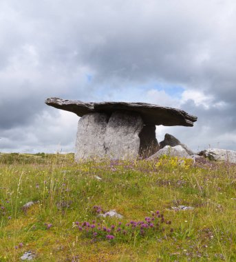 Poulnabrone Dolmen. Poulnabrone Dolmenleri, İrlanda 'nın Clare ilçesinde bulunur..