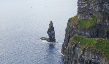 Moher Kayalıkları 'nda gün batımı. Moher Kayalıkları İrlanda Cumhuriyeti 'nin Clare ilçesinde yer almaktadır..