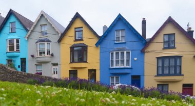 Cobh, County Cork, İrlanda Cumhuriyeti 'ndeki renkli evler.