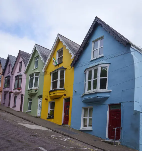 Cobh, County Cork, İrlanda Cumhuriyeti 'ndeki renkli evler.